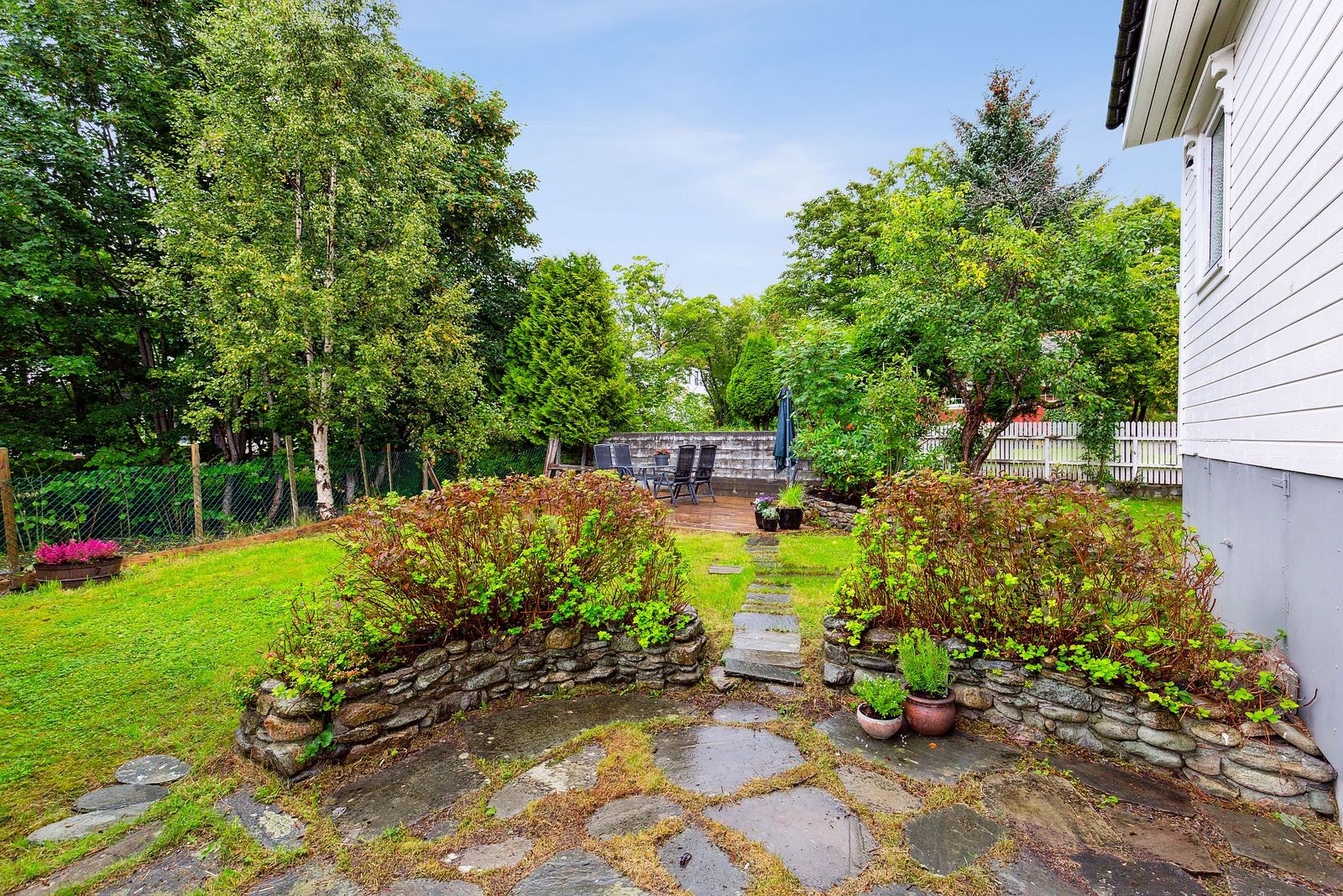 Tomten er en stor og fin tomt med god plass til både store og små. Galleribilde