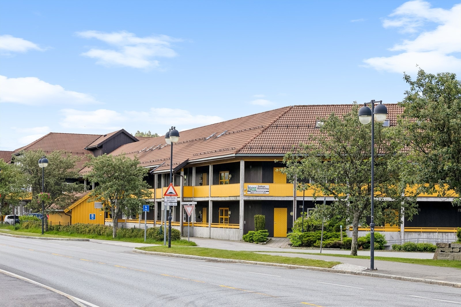 Meget sentral beliggenhet midt i sentrum av Nodeland med butikker og apotek like ved. Galleribilde