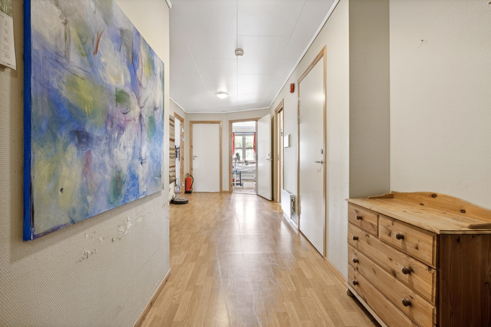 Romslig gang med gode oppbevaringsmuligheter Galleribilde