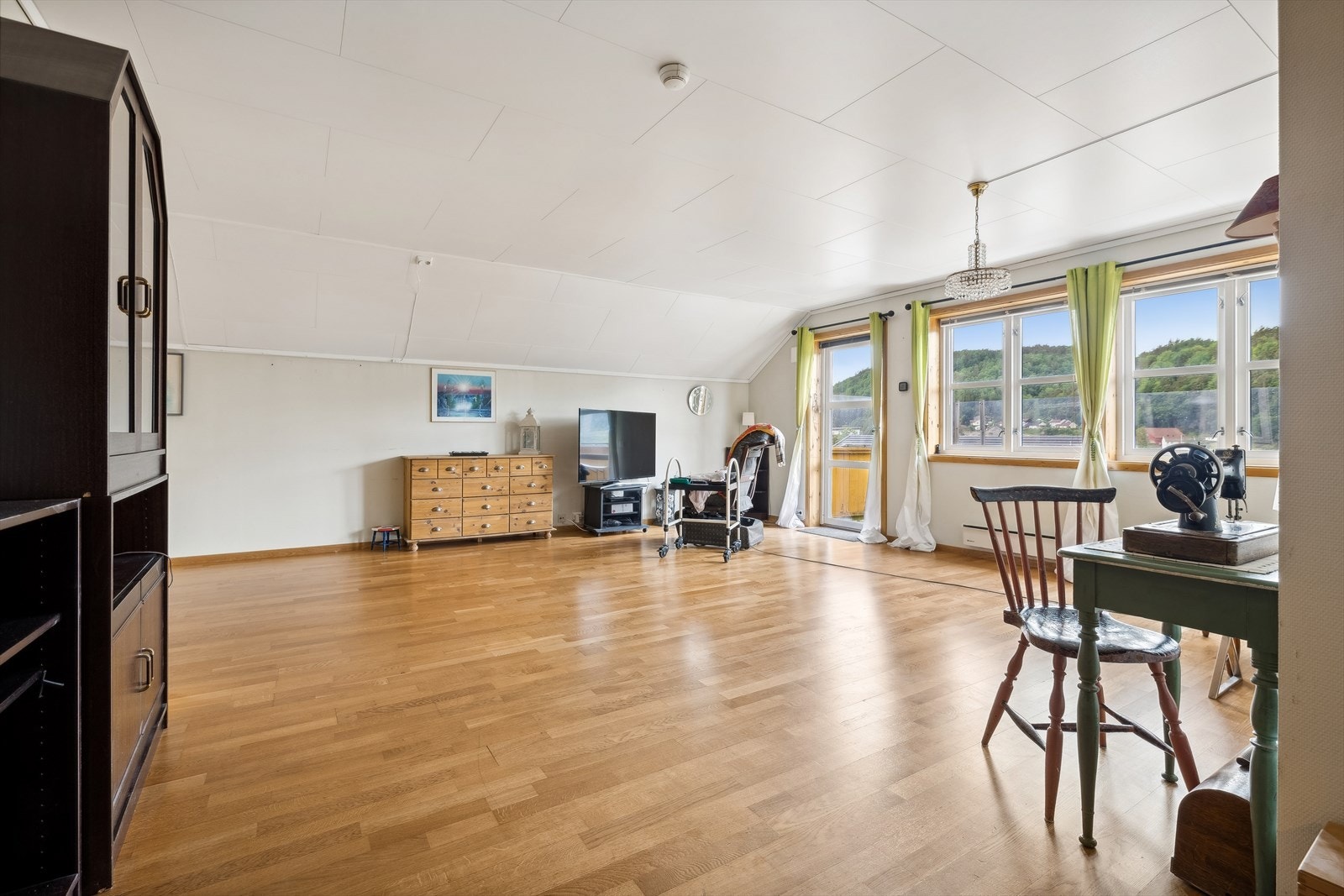 Stuen er av meget god størrelse og store vindusflater som gir rikelig med naturlig lys inn i rommet Galleribilde