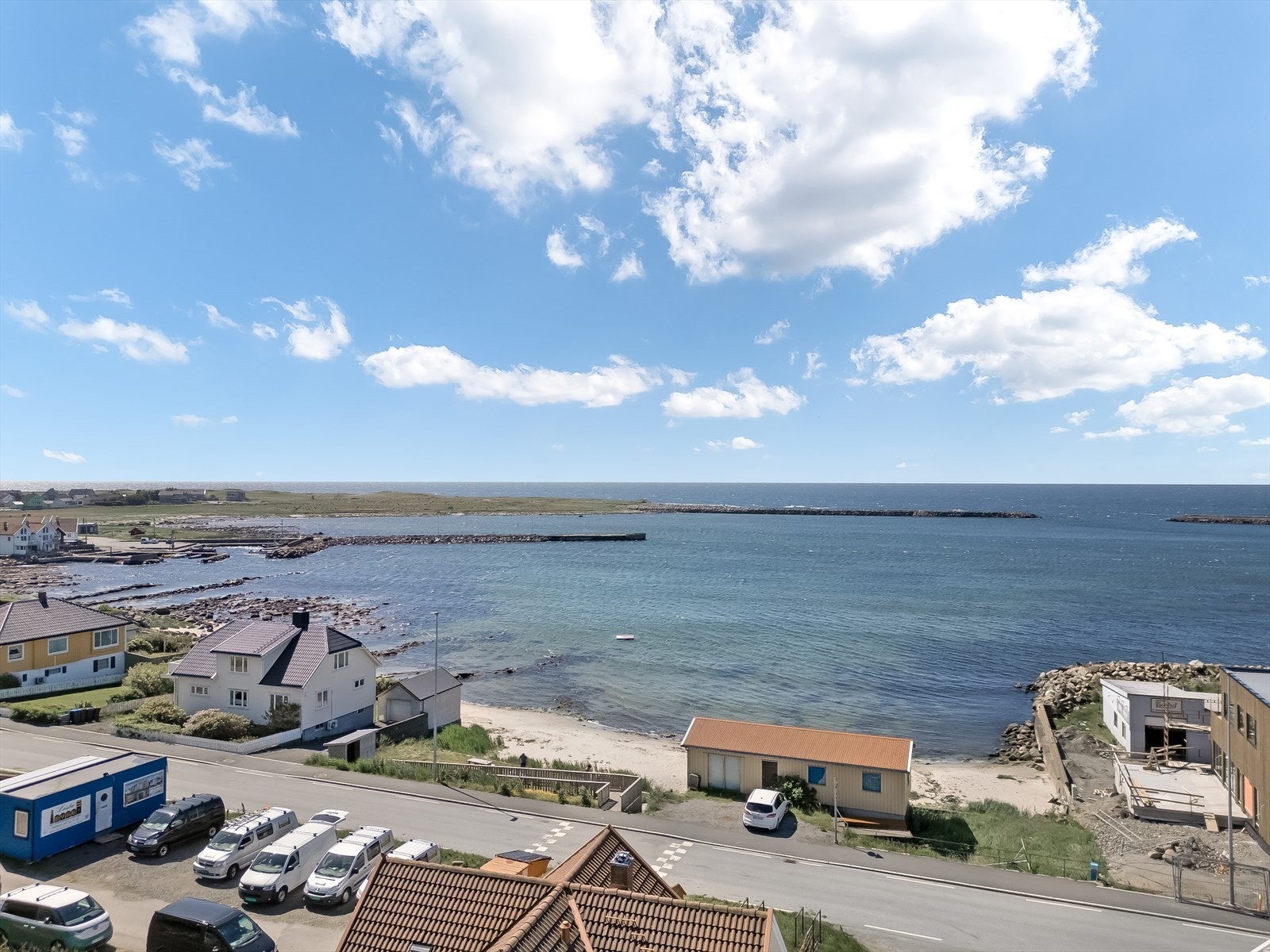 Bispen strand like over veien. Galleribilde