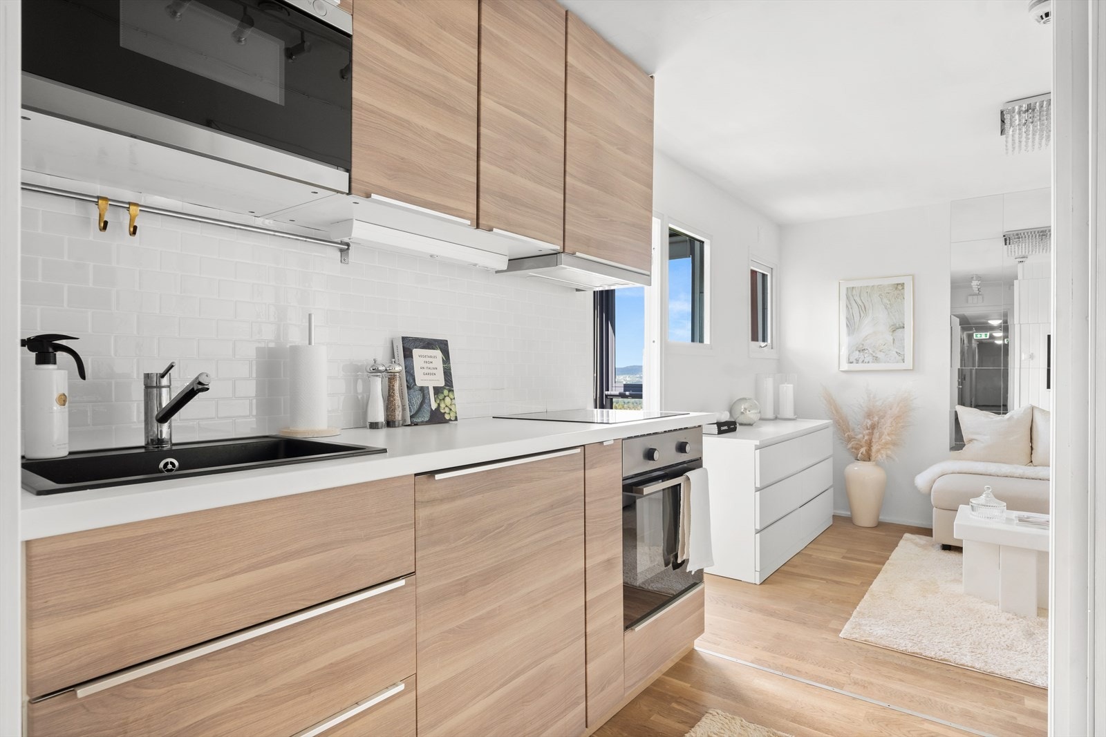 Pent Ikea-kjøkken av nyere dato kler rommet godt. Galleribilde