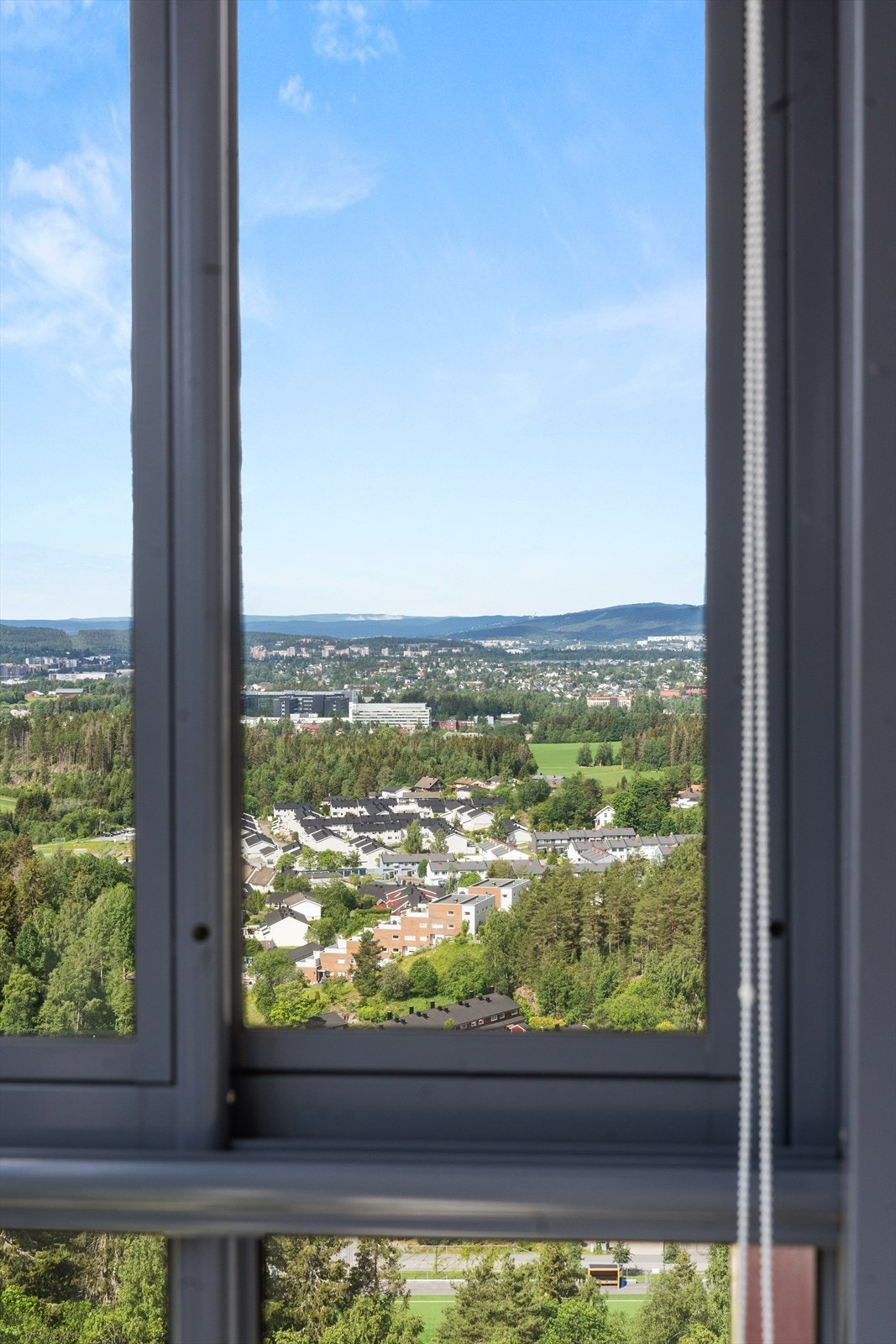 Balkongen er sydvestvendt med gode solforhold og fantastisk utsikt. Galleribilde