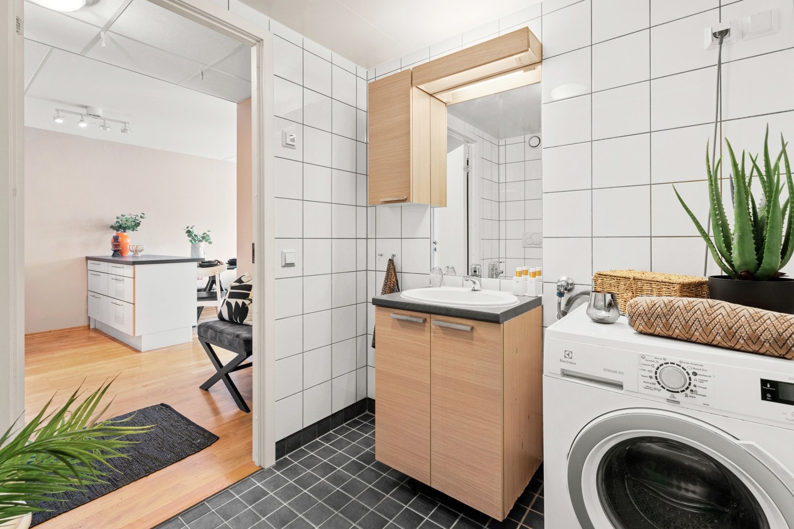 Baderommet har en delikat utseende med eikefarget innredning. Videre er det opplegg for vaskemaskin. Galleribilde