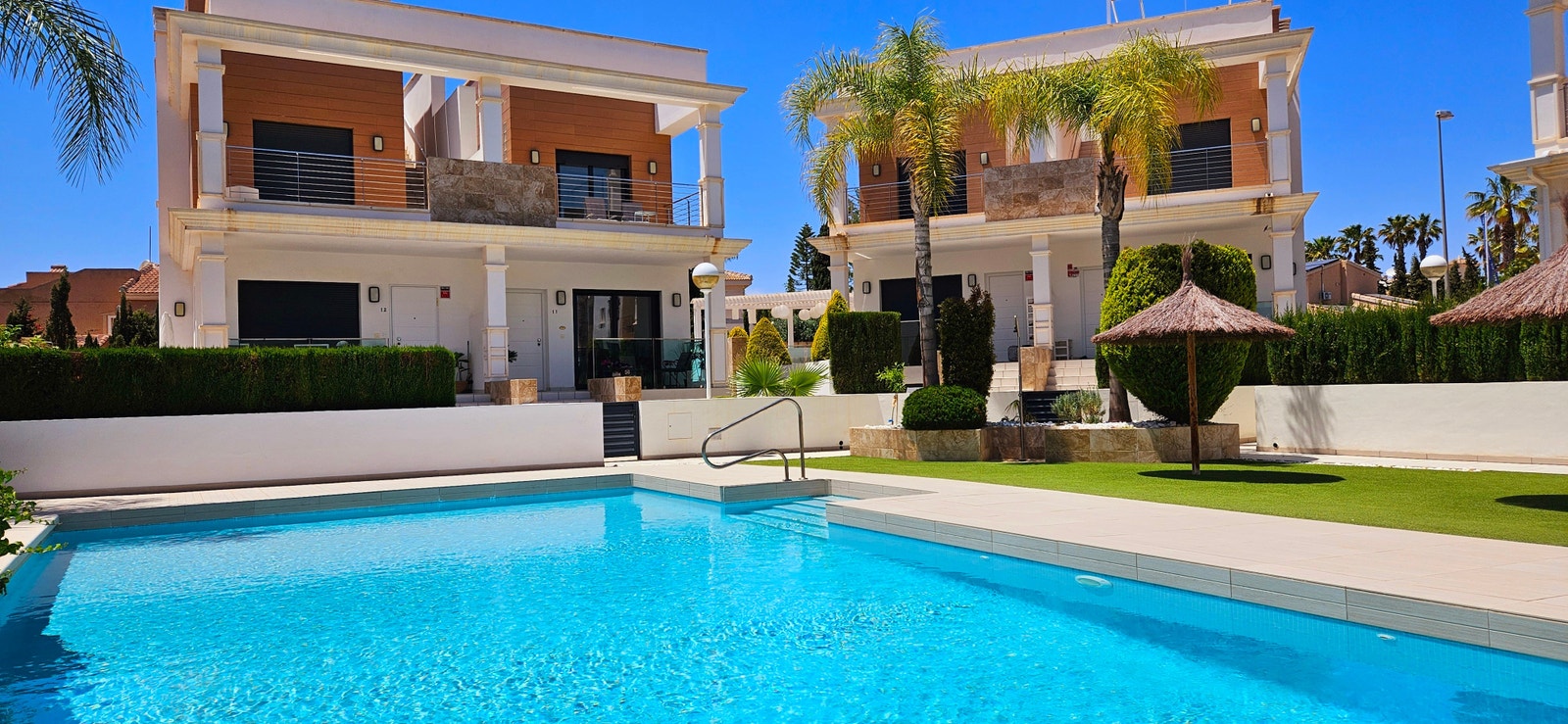 Boligkomplekset "Samara" er et intimt og trivelig sameie, med kun 12 boliger - alle samlet rundt et flott bassengområde Galleribilde