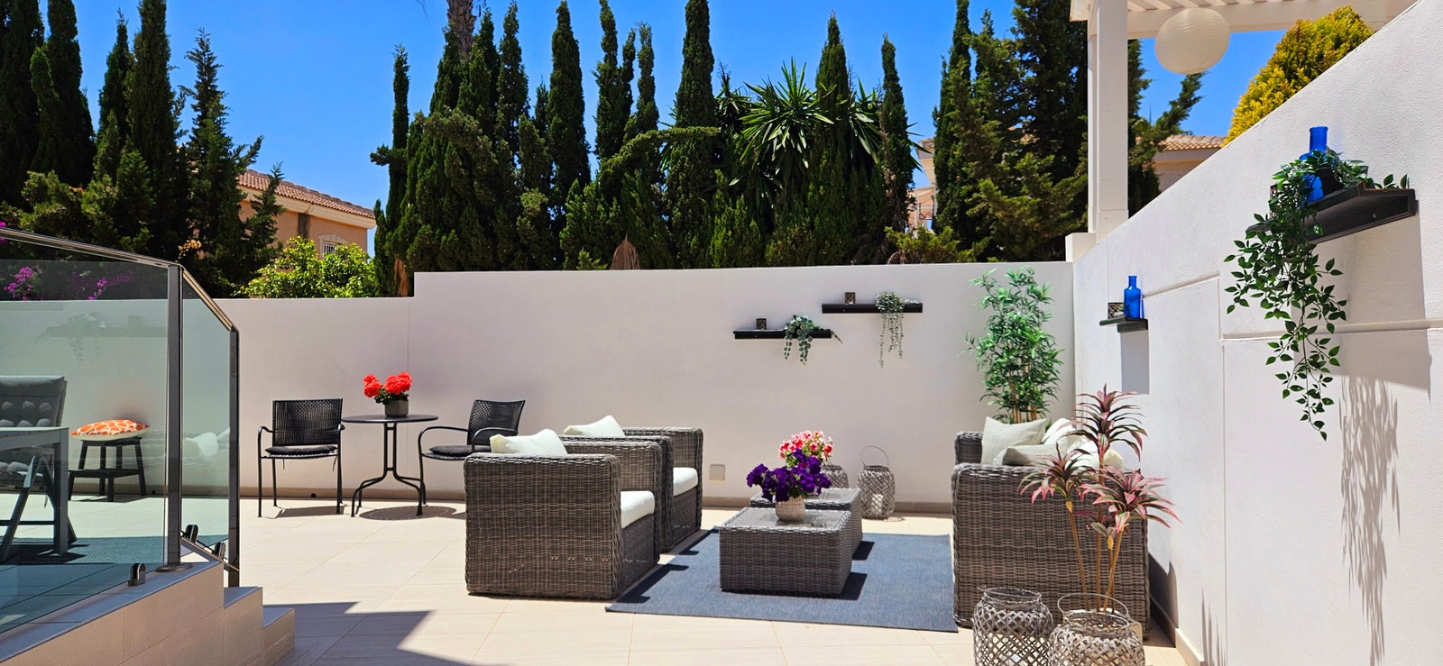 Hjørnebolig med flott opparbeidet privat hage i 180 grader - gode solforhold året rundt Galleribilde