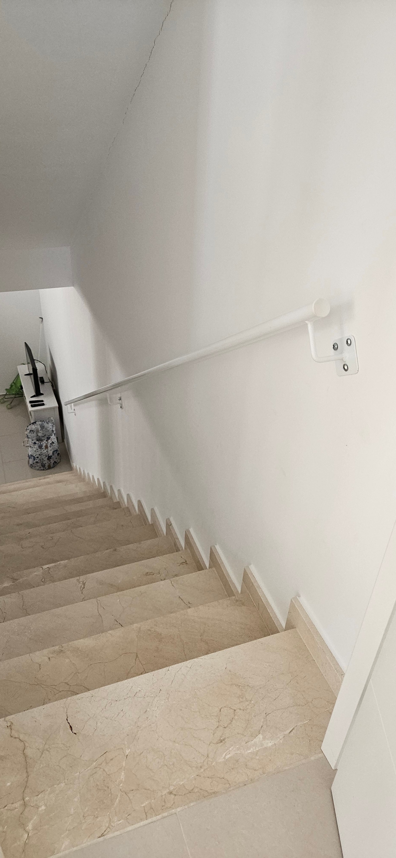 Trapp ned til underetasjen, som består av et stort soverom m/privat bad, bod, samt en flott TV-stue/spillrom med dobbel sovesofa Galleribilde