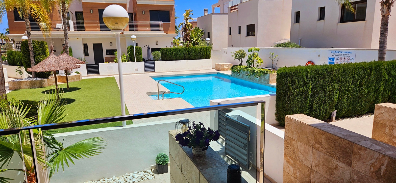 Terrassen utenfor stuen på bakkeplan Galleribilde