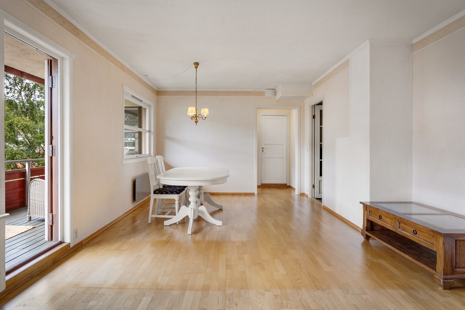 - Stor stue med plass til sofagruppe og spisebord - Galleribilde