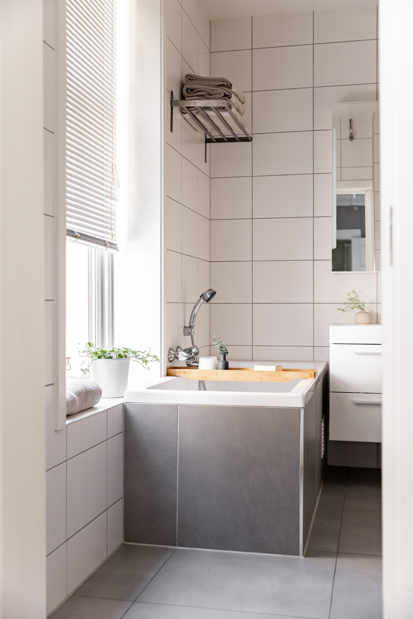 Badet har tidløs innredning og er romslig. Her er det plass til både badekar og dusj. Galleribilde