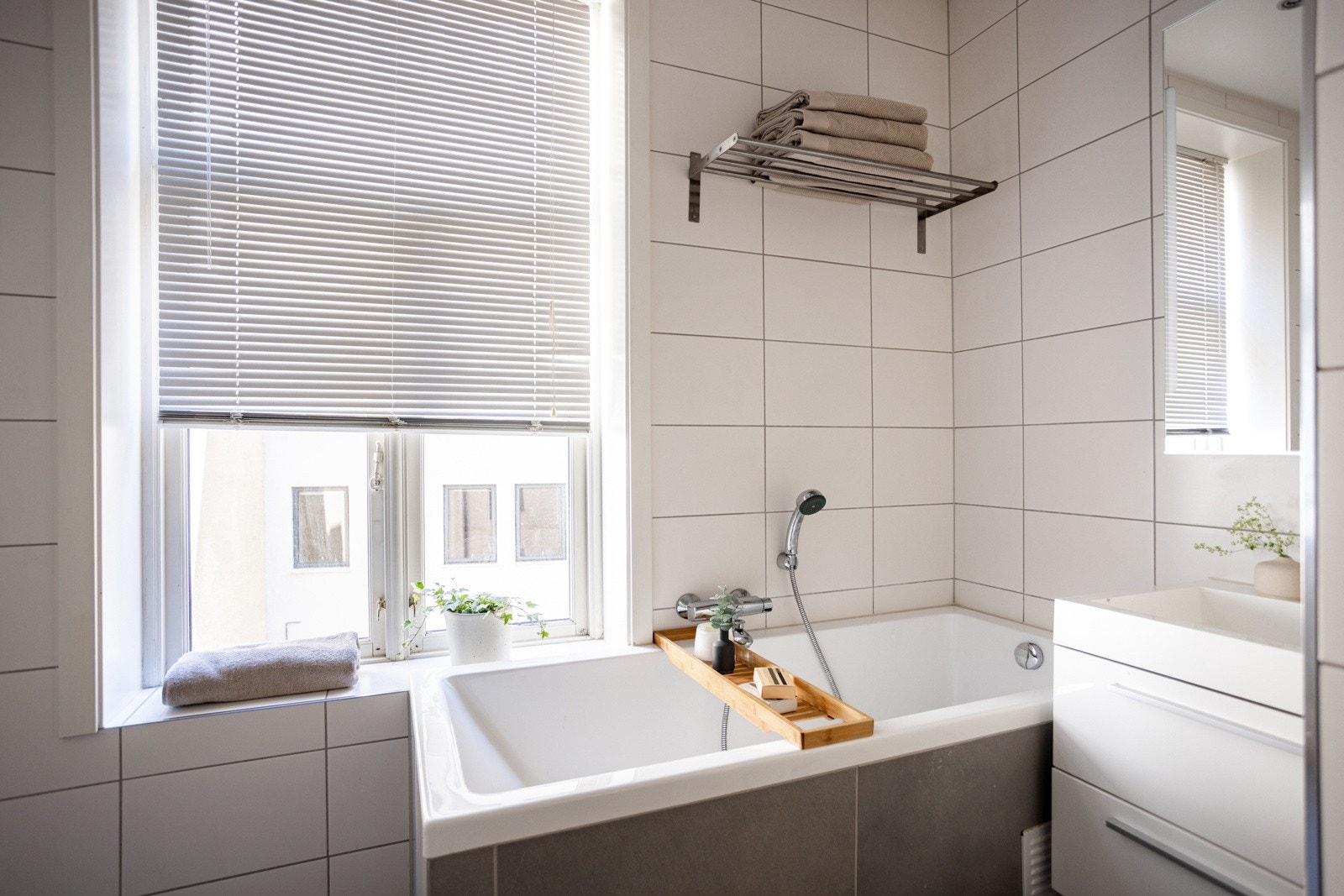 Vinduet på badet sørger for dagslys og gir ekstra gode luftemuligheter nå om sommeren. Galleribilde