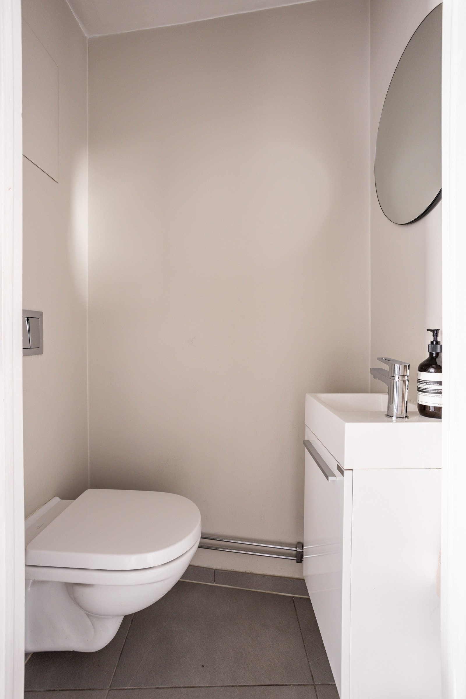 Fra entreen er det adkomst til toalettrommet med wc og servant med underskap. Galleribilde