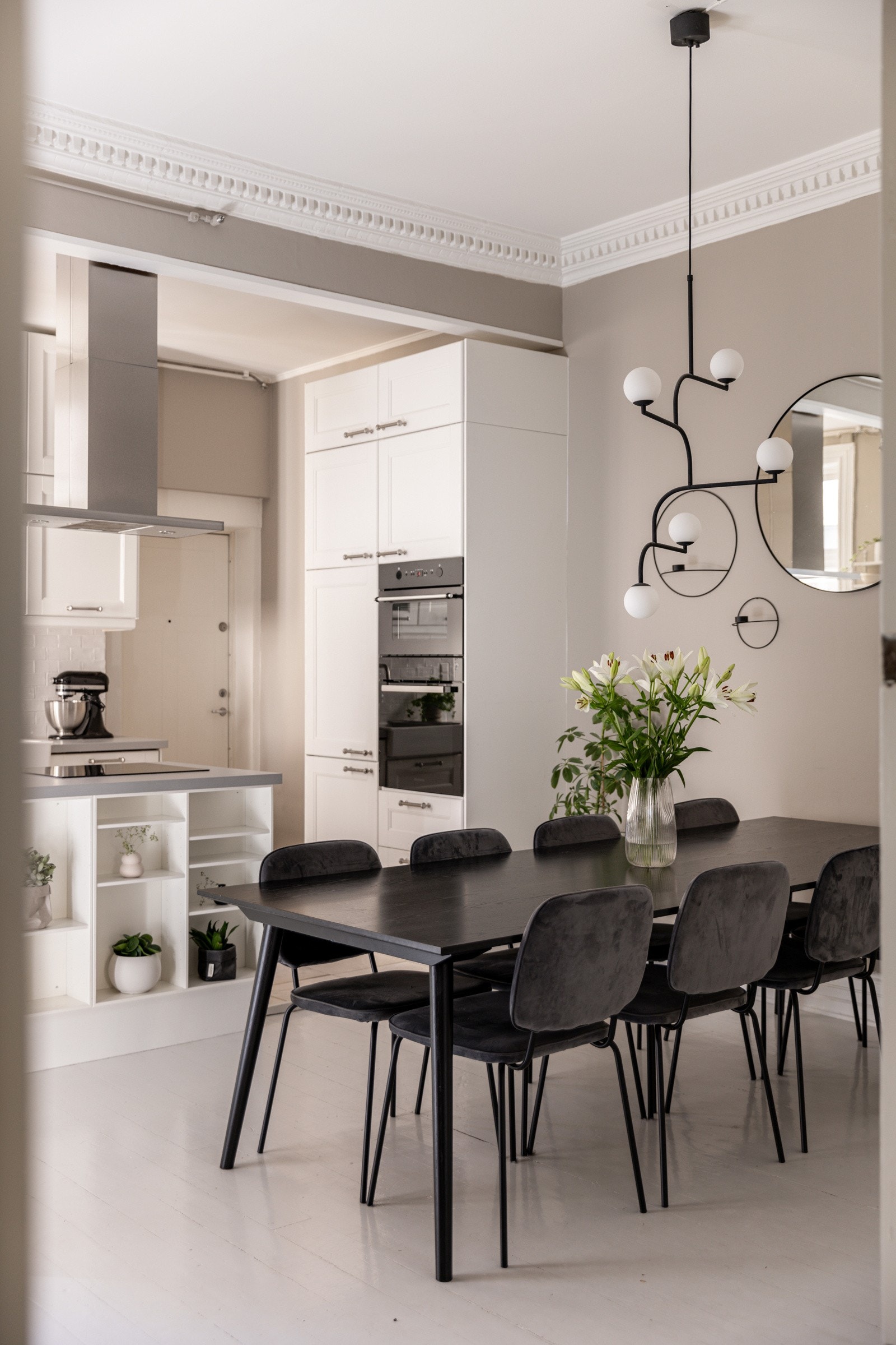 Det er god plass til spisebord hvor man kan samle familie og venner. Galleribilde