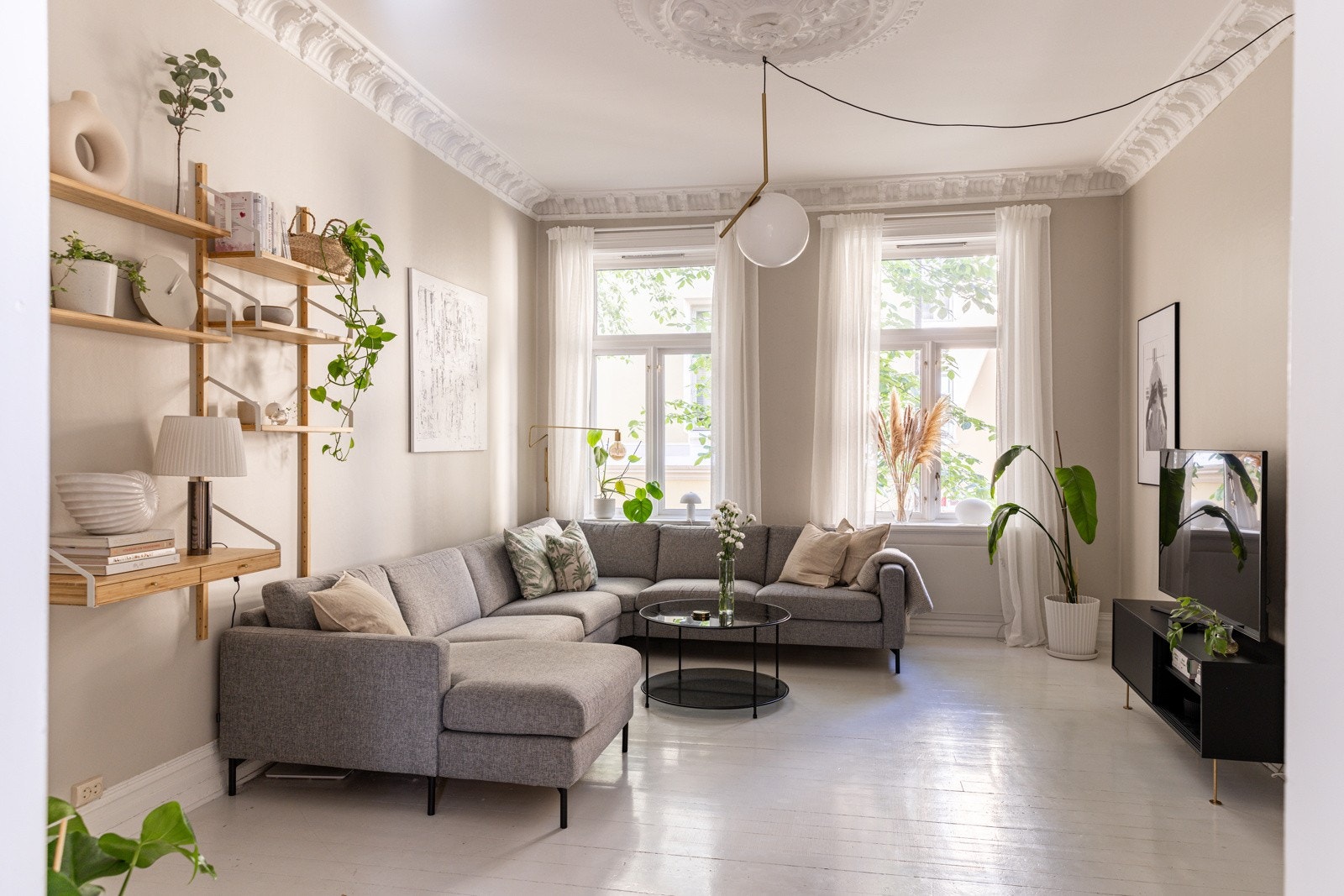 Helene Molle har for salg en stor og vakker 3(4)-roms i skjermet, klassisk gård, med rosett, strukkatur og tregulv, to rundovner og 3 meter takhøyde! Galleribilde
