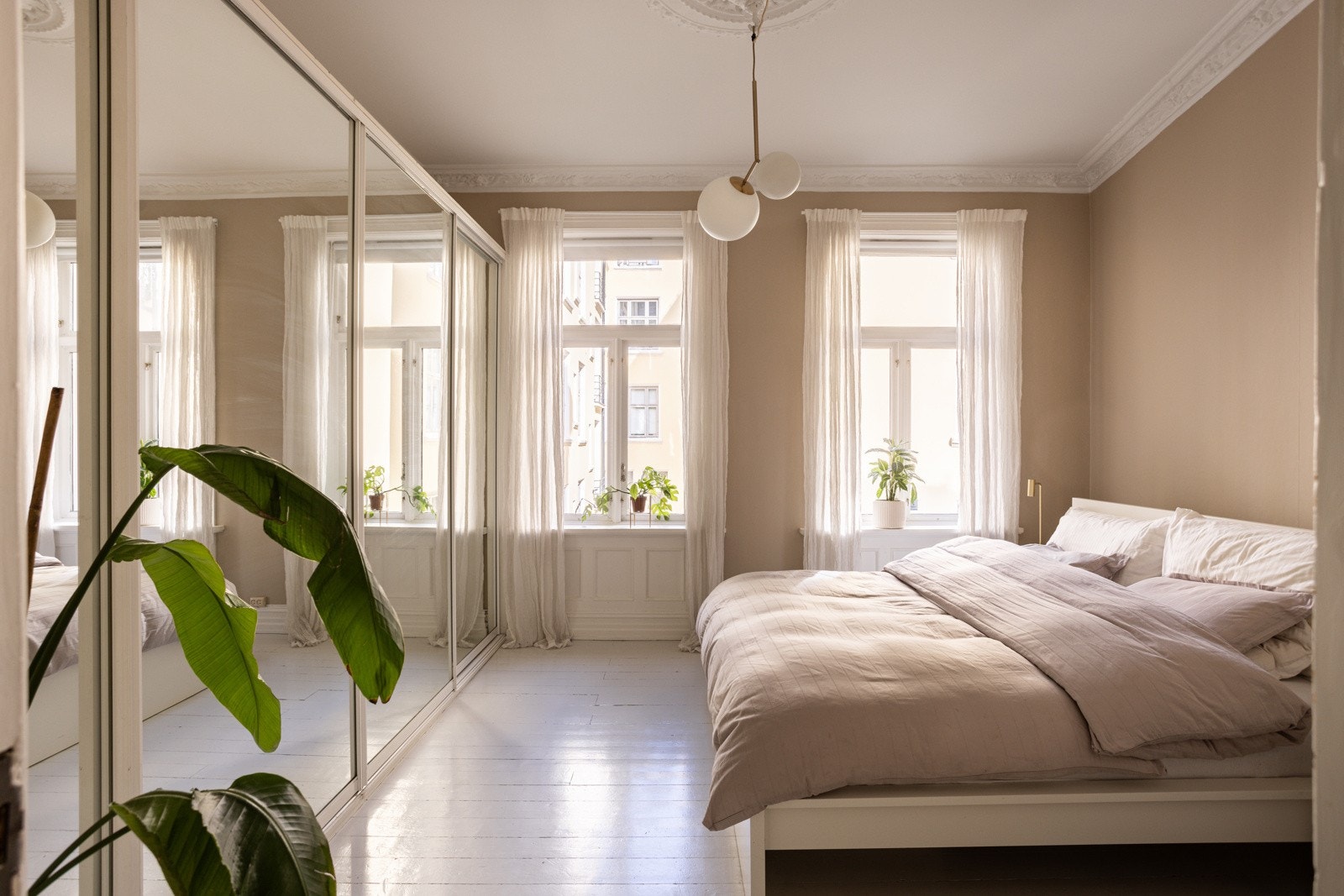 Innbydende og stort hovedsoverom. Soverommet vender som resten av leiligheten inn mot indre gårdsrom. Galleribilde