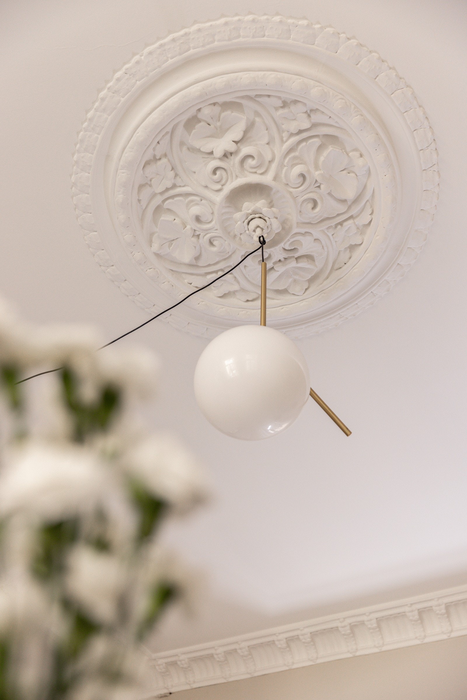 Flott rosett og stukkatur i stuen. Dette er gjennomgående flotte detaljer i dette hjemmet. Galleribilde