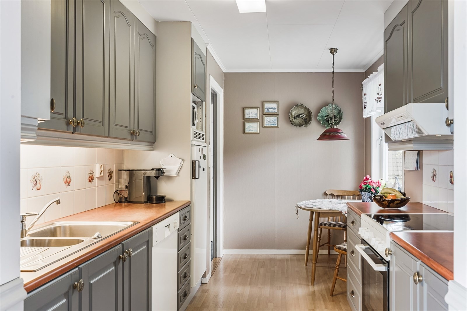 Det er to overskap med glassfelt. Kjøkkenet ble renovert i ca. 1995 og innredningen ble malt i 2023. Det er opplegg for oppvaskmaskin, plass til komfyr og kjøleskap. Kjøkkenventilator over komfyr med avtrekk ut. Galleribilde