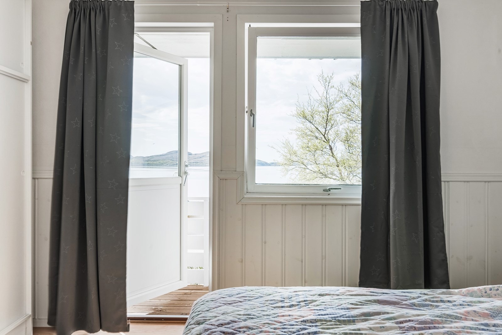 Hovedsoverommet har utgang til en vestvendt balkong på ca. 4,5 m². Galleribilde