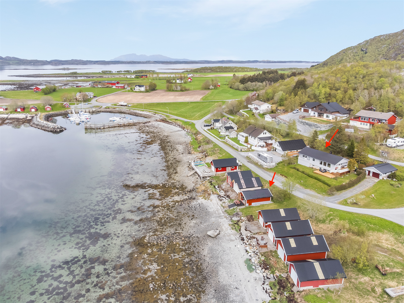Nord for eiendommen finner du en naturtomt med bedd og terrasse, som gir et fredelig og naturnært preg. Galleribilde