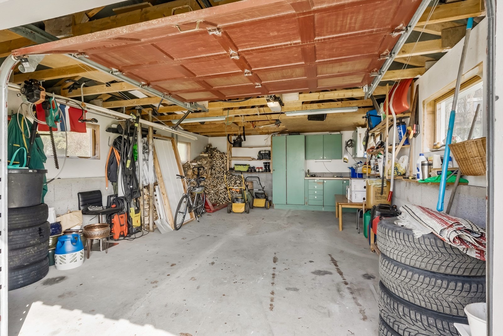 Garasje oppført i 1998 på ca. 31 m² som inneholder et rom. Garasjen er uisolert og det er montert en led-port i tre. Galleribilde