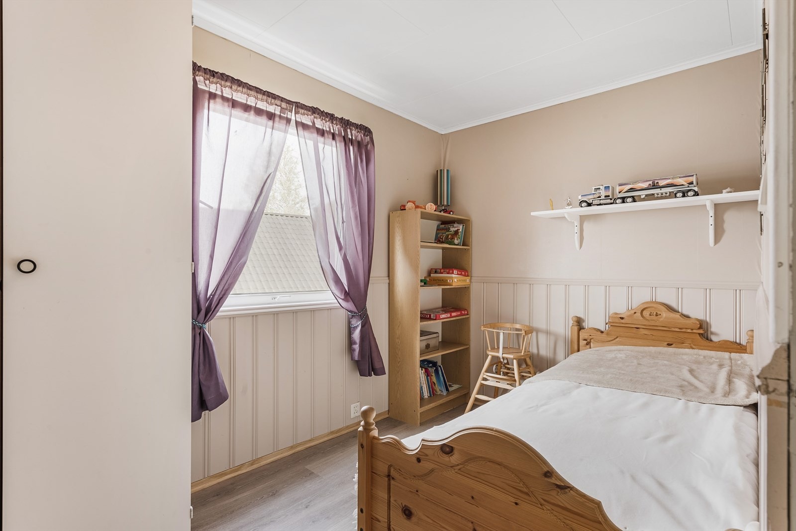 Det andre soverommet er vendt mot nordvest og inneholder et dobbelt garderobeskap. Galleribilde