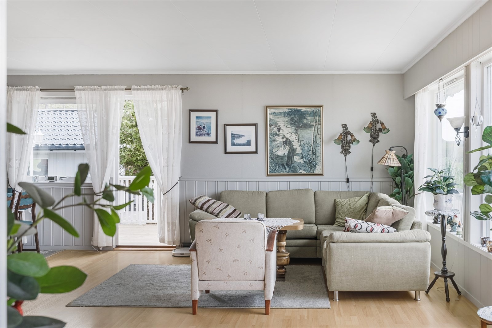 Fra stuen er det utgang til en sørøstvendt veranda på ca. 22 m² som ble renovert i ca. 2020 med bjelker, tredekke og rekkverk. Galleribilde