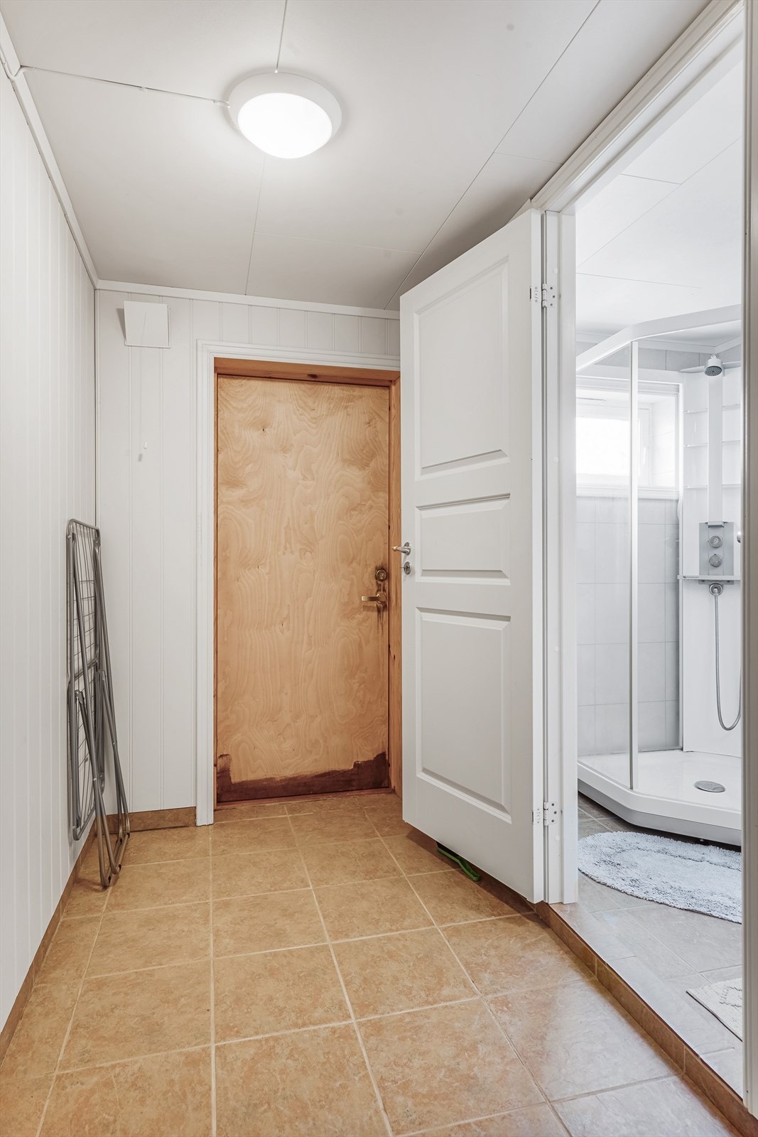 Det er både utvendig og innvendig inngang til kjelleren. Den utvendige inngangen ligger mot nordvest. Galleribilde