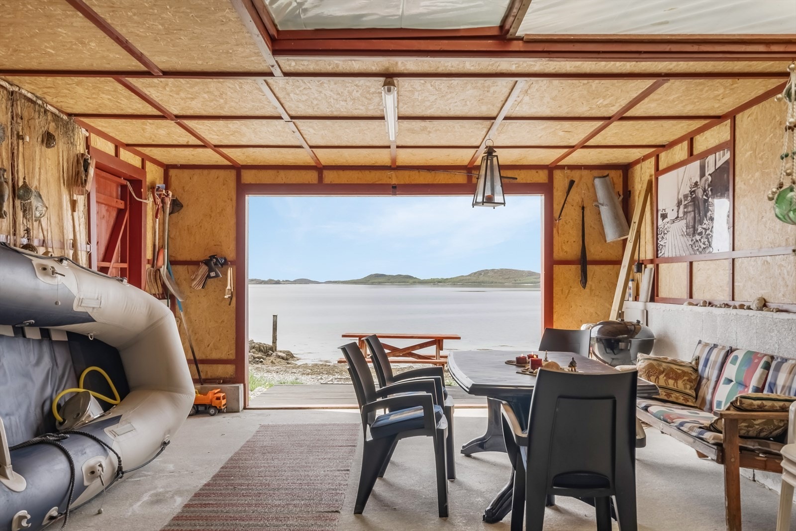 Platting foran naustet mot sjø. Det er lagt inn strøm i naustet, nedgravd kabel fra boligen og under veien. Det er også lagt inn sommervann. Galleribilde