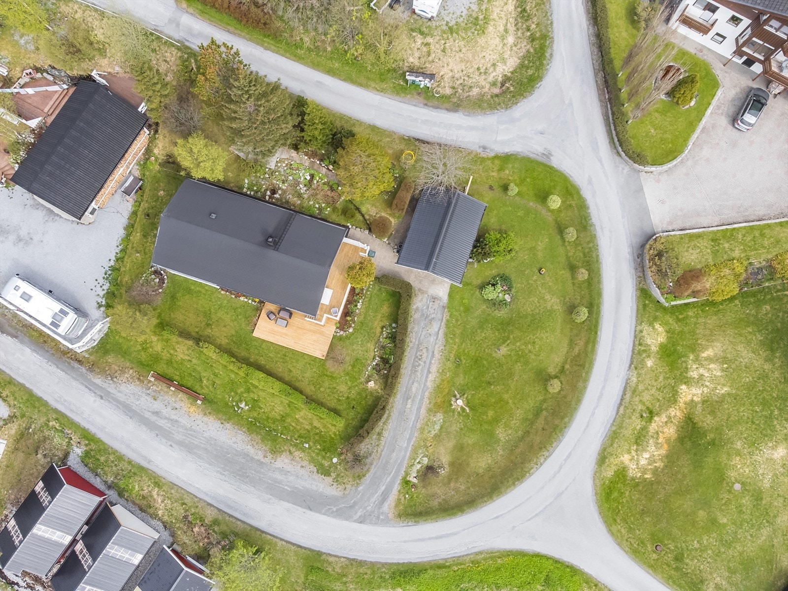 Innkjøringen er gruset og det er lagt belegningsstein mellom garasjen og boligen, samt en støpt flate foran garasjen. Galleribilde