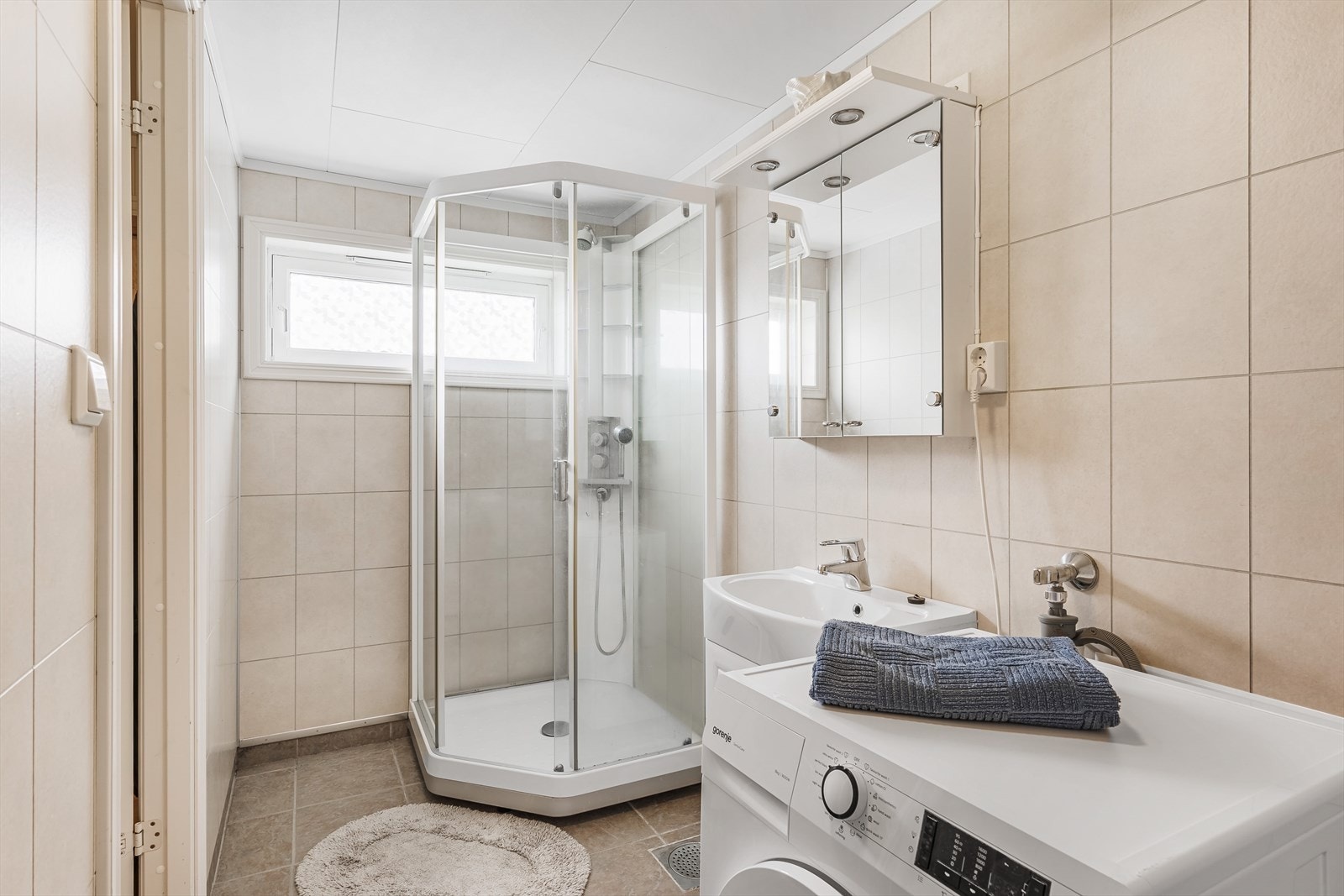 Bad/vaskerom ble pusset opp med ny membran, nye fliser og nye veggplater. Det er elektriske varmekabler i gulv fra byggeår. Galleribilde