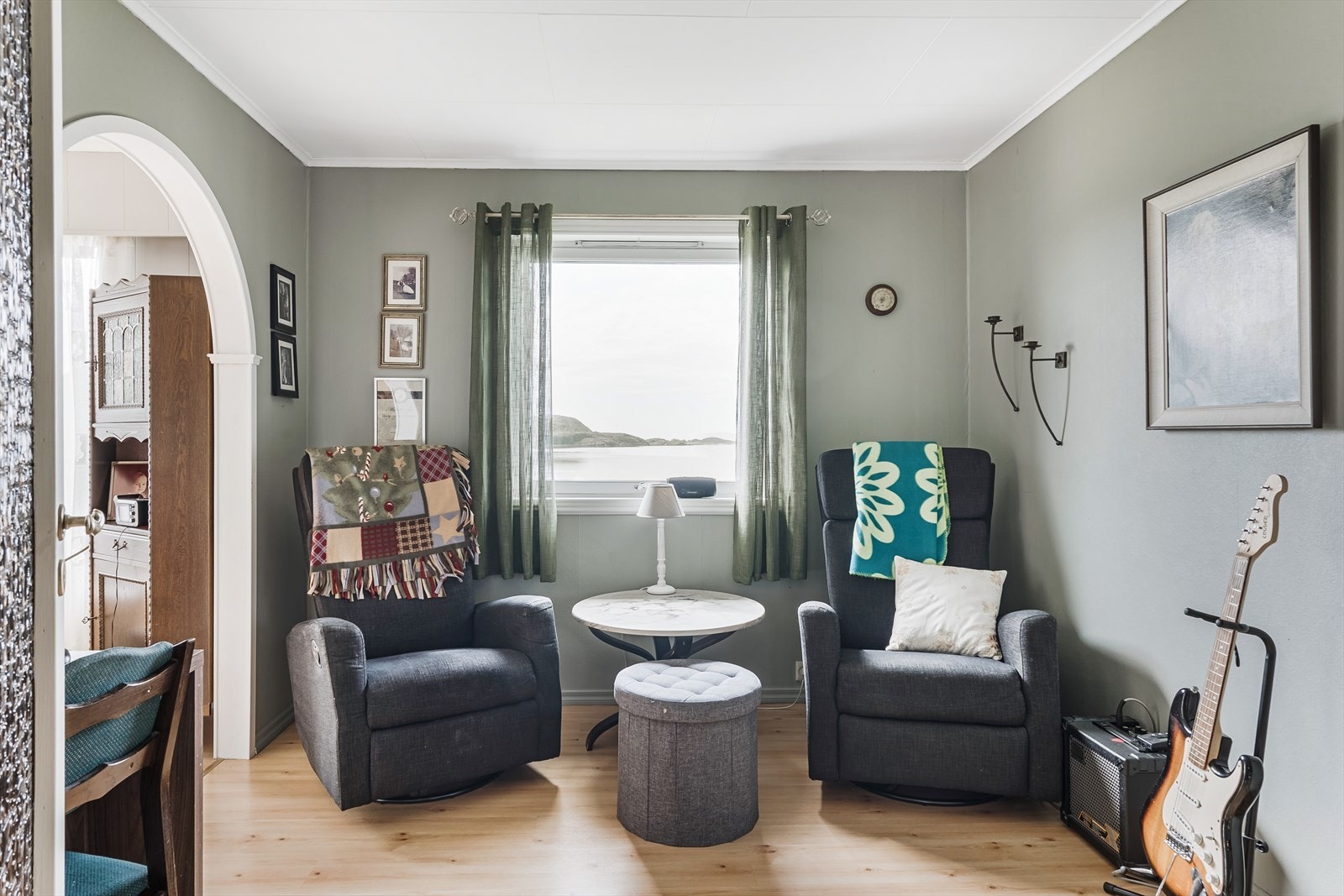 Tv-stuen har tidligere vært et soverom men pr. i dag er det åpnet opp mot stuen i tillegg til opprinnelig åpning mot gangen. Galleribilde