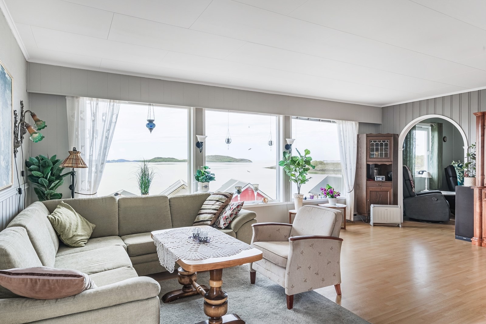 Vinkelstue med store vinduer i vest med utsikt mot Trælnesvika. Galleribilde