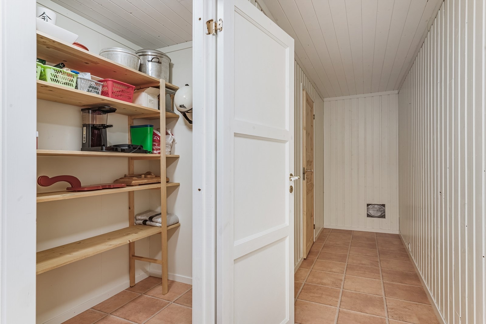 Gang med inngang til to boder og kjellerinngang. Galleribilde