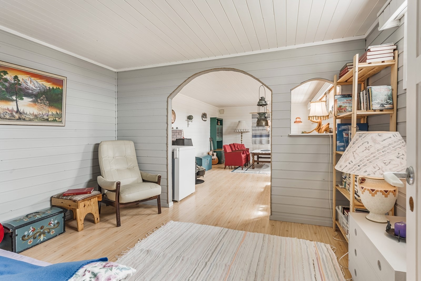 Romslig kjellerstue med vinduer i sørvest. Rommet har gulvbelegg, malt panel på vegger og malt panel i himling. Galleribilde