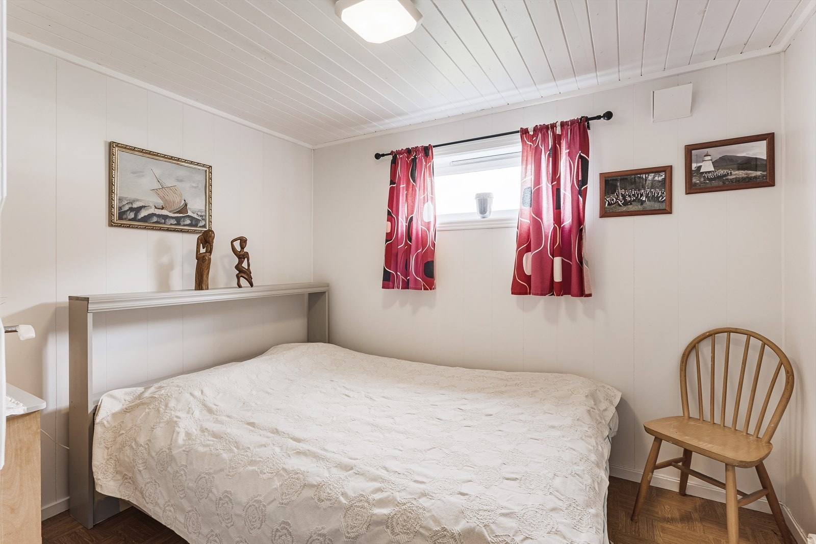 Disponibelt rom i etasjen er innredet som et soverom med lite vindu. Galleribilde