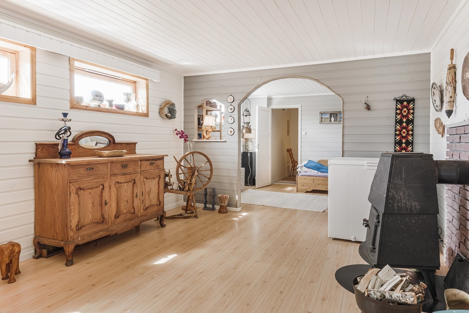 Det er montert en Trolla nr. 811 vedovn med metallplate under. Galleribilde