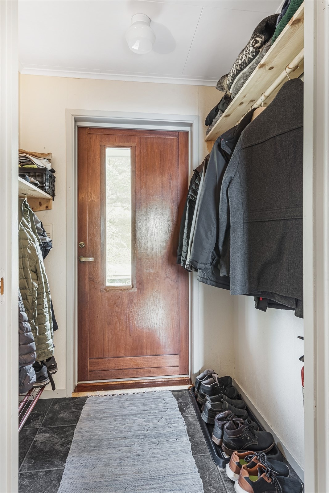 Du kommer inn til et vindfang og videre inn til en gang. Galleribilde