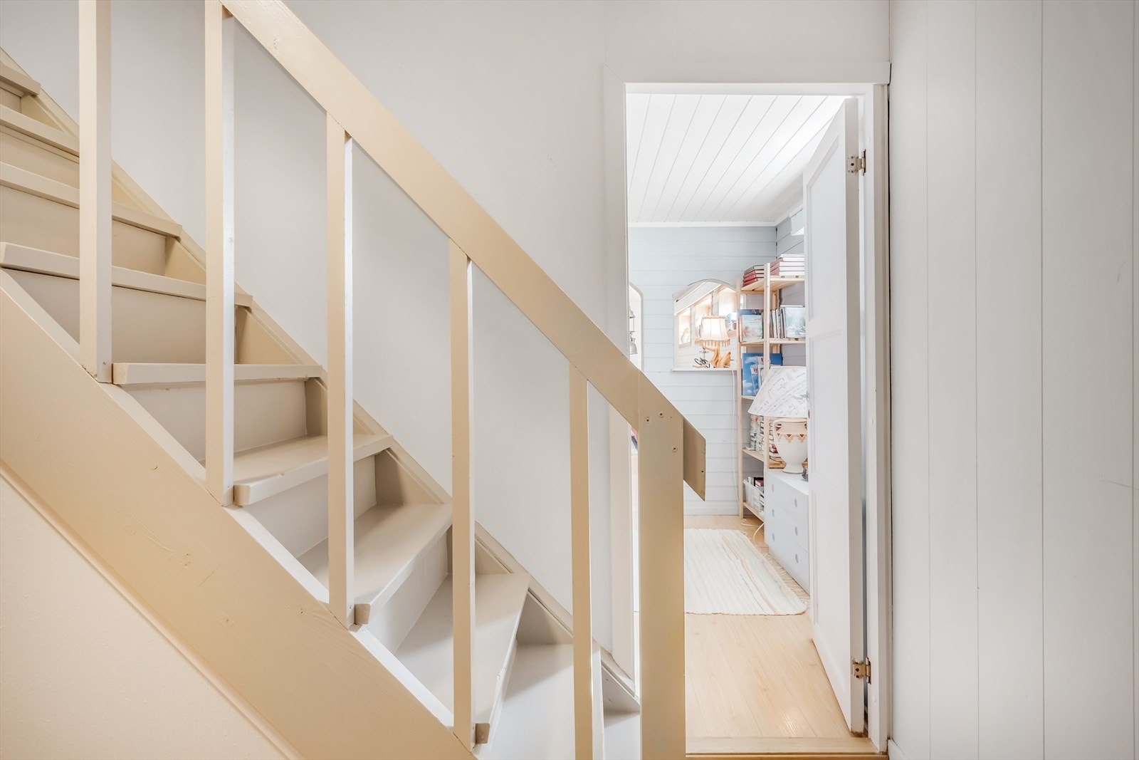 Fra gang i hovedetasje er det nedgang til kjelleretasje. Du kommer ned til et trapperom/gang med inngang til kjellerstue, disponibelt rom og ytterligere en gang. Galleribilde