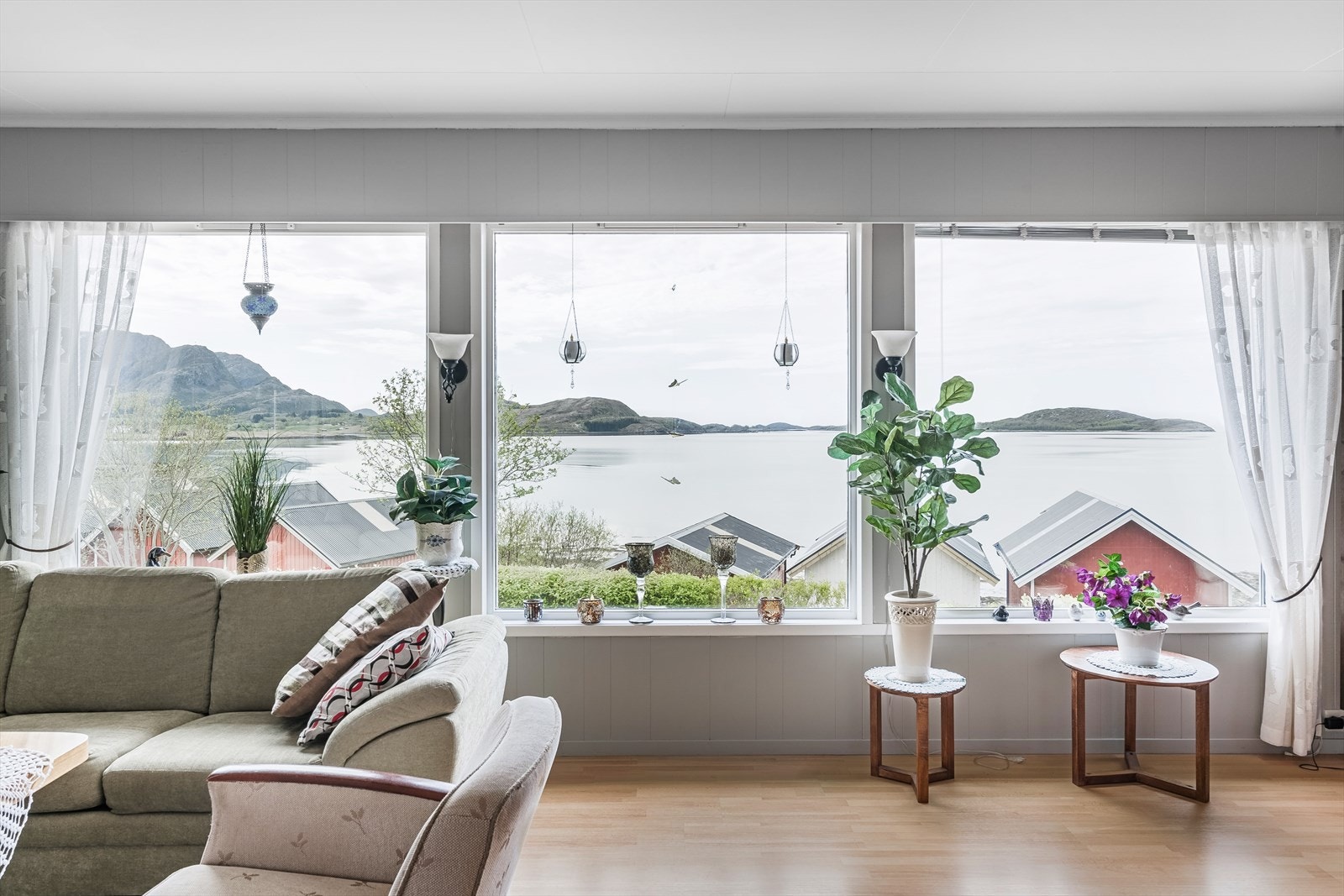 Stuen er lys og romslig med plass til flere sittegrupper. Det er montert en Jøtul vedovn som sørger for god oppvarming og koselig stemning. Galleribilde