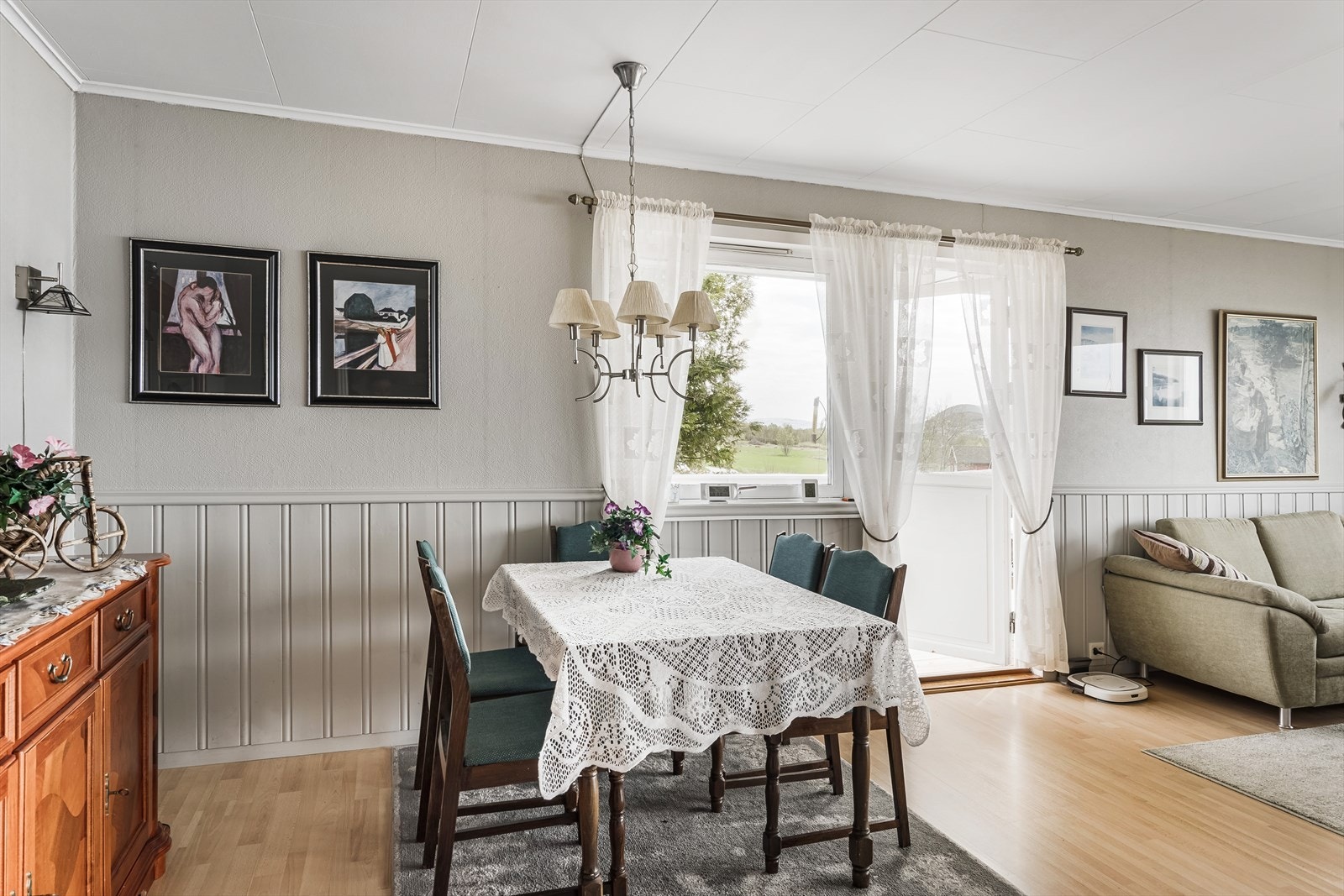 Som en del av stuen er det en spisestue i praktisk tilknytning til kjøkkenet. Galleribilde