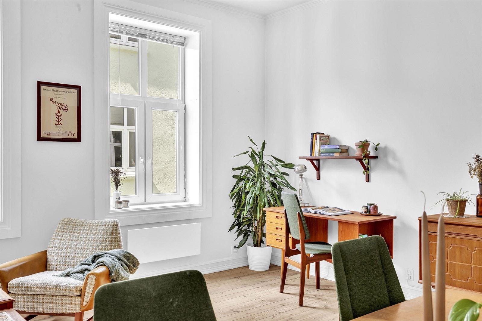 Leiligheten er malt i lyse og tidsriktige farger. Galleribilde