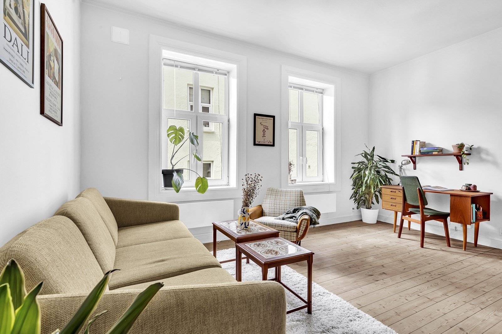 Store vindusflater som gir rikelig med luft og lys. Galleribilde