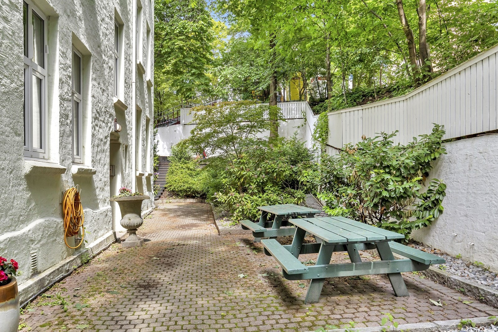 Bakgård. Galleribilde