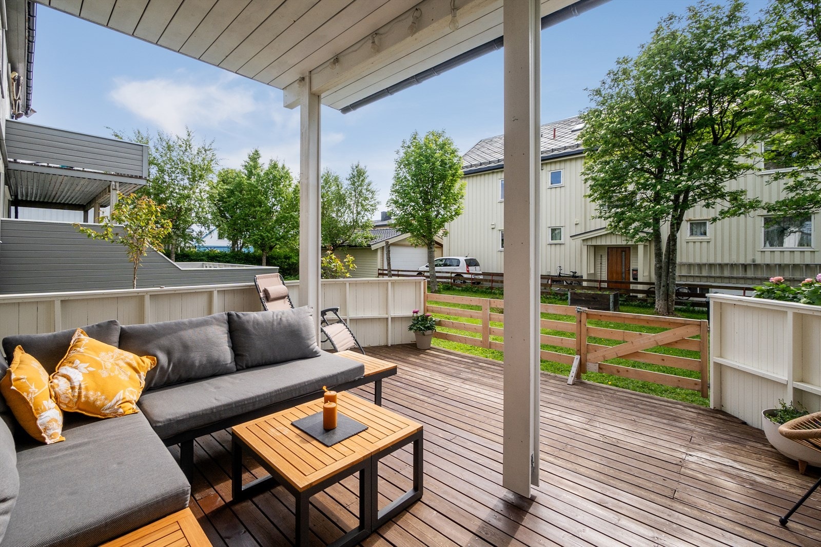 Romlig og flott terrasse med nedgang til plen. Galleribilde