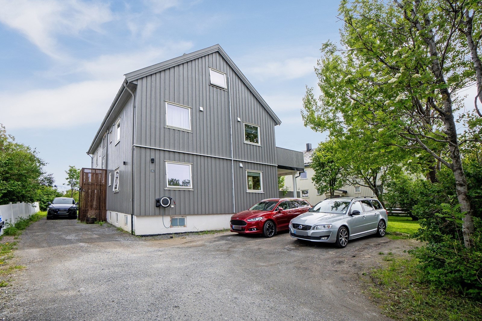 Fasadebilde av eiendommen. En fast parkeringsplass på tomten følger med. Samt mulighet for parkering i gate. Galleribilde