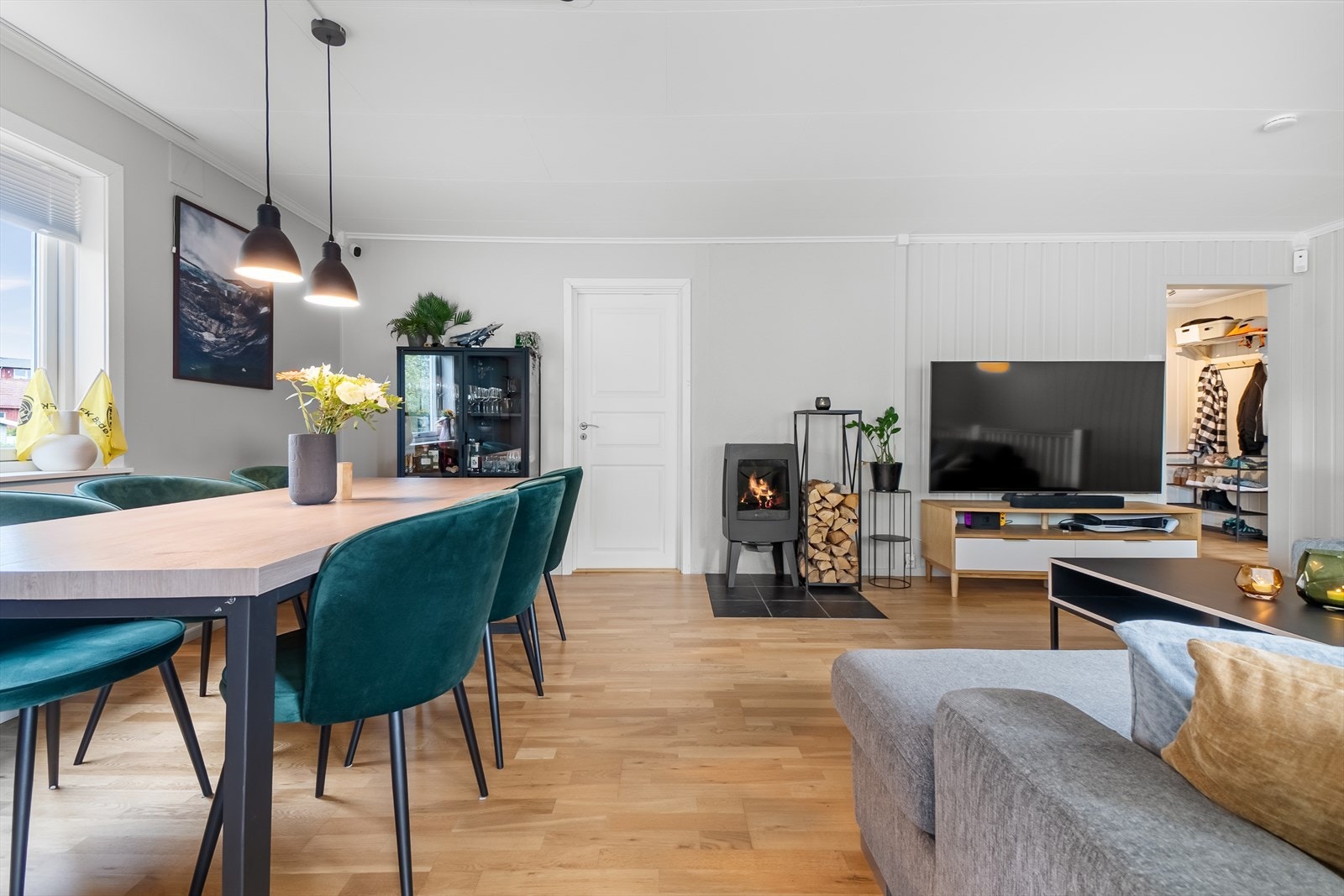 God plass for langbord og stoler. Galleribilde