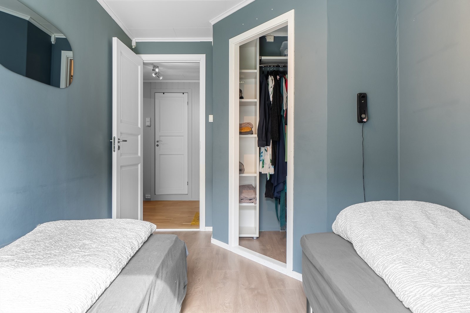 Soverom 1 med garderobe rom/walk-in. Galleribilde