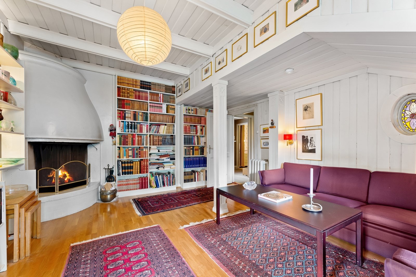 Forstue med peis -Fotomontert flamme, se salgsoppgaven Galleribilde