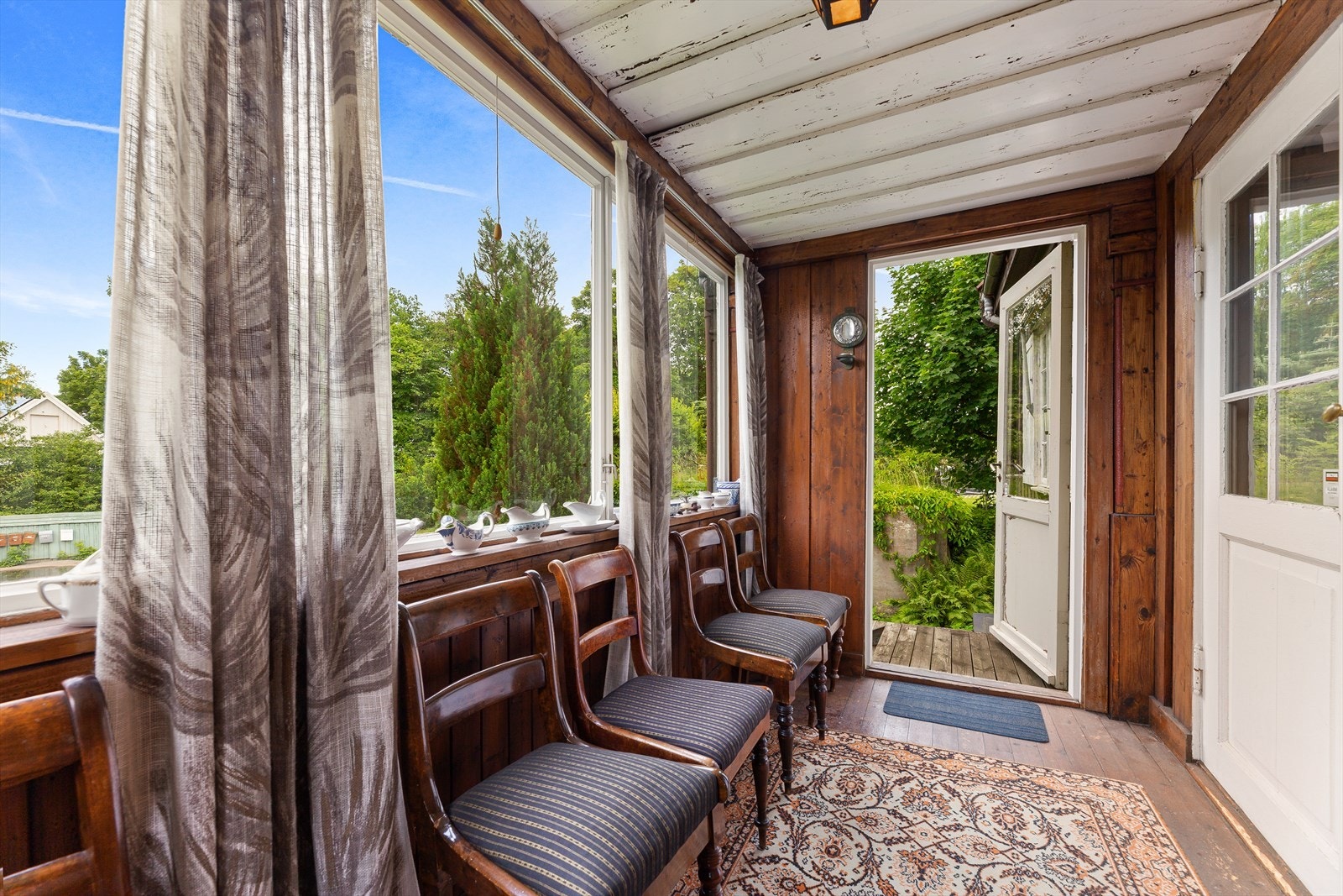 Innebygget veranda har utg. til haven Galleribilde