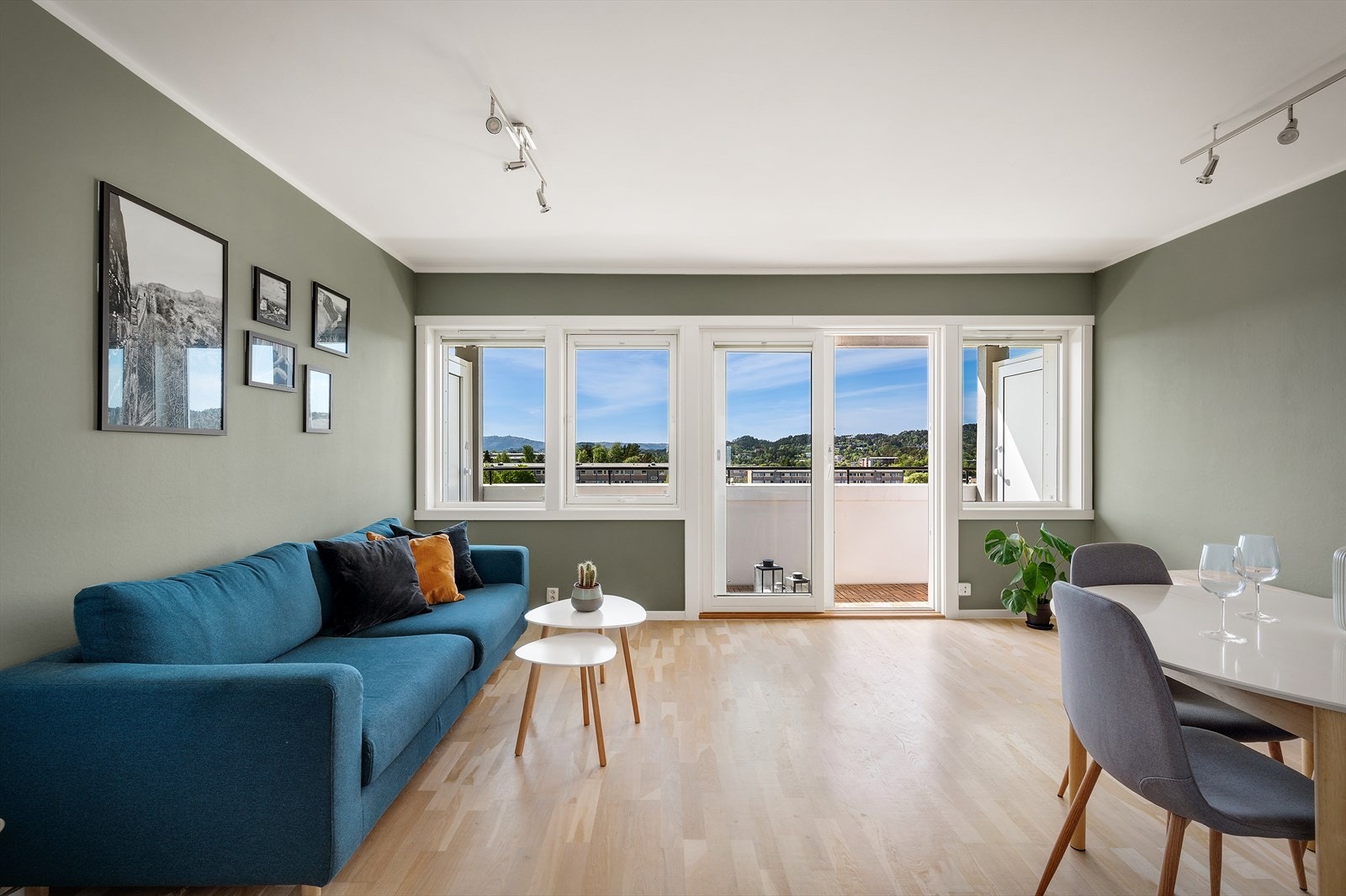Romslig stue med plass til sitte- og spisegruppe. Galleribilde